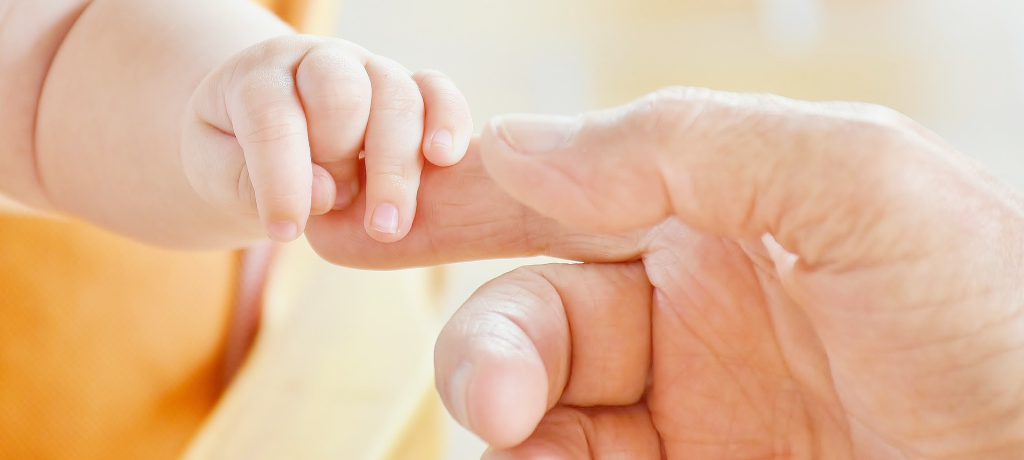 top banner baby hand with mom 1024 px